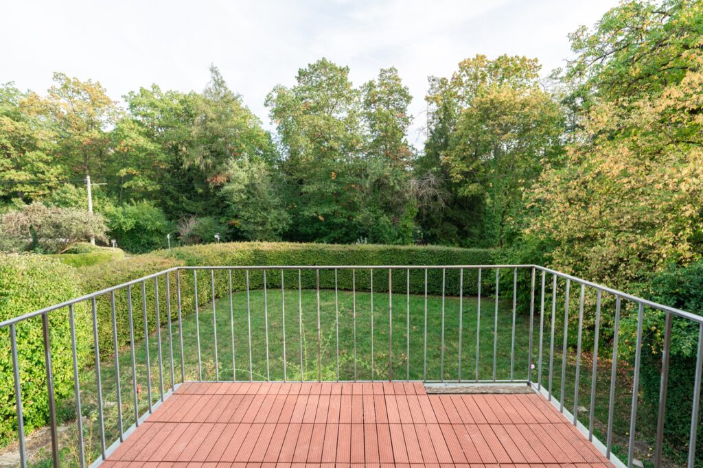 Balkon mit Blick in den Garten und auf die Bäume
