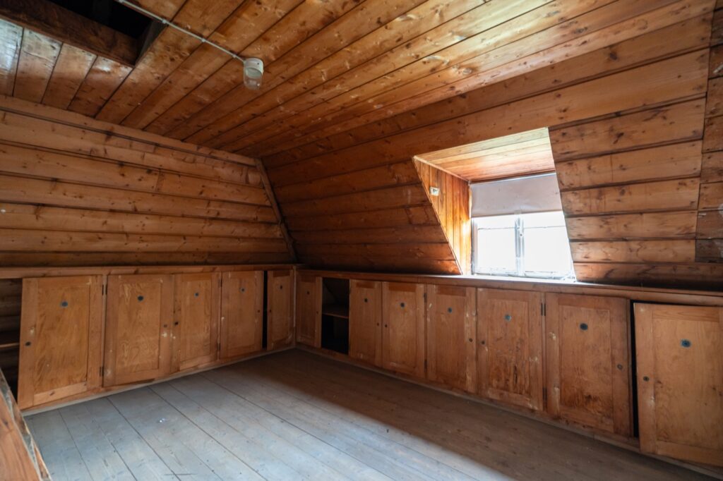Dachraum mit Holzverkleidung