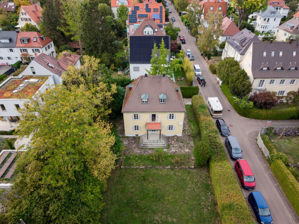 Haus an der Ahornstraße mit großem Garten aus der Vogelperspektive