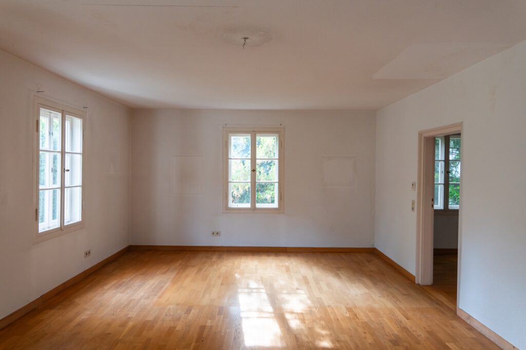 Großer Wohnraum mit Holzfußboden