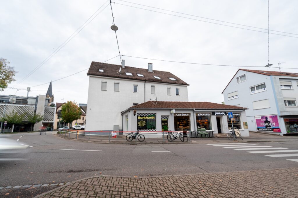 Straßenfassade mit den Gewerbeeinheiten im Erdgeschoss