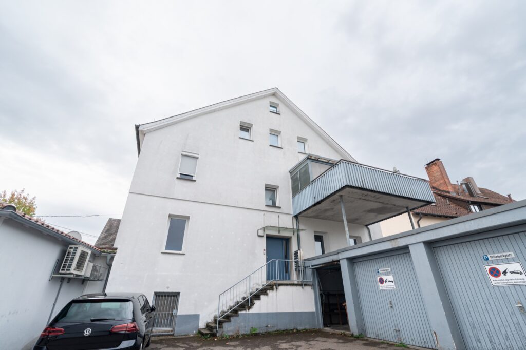 Innenhof mit rückwärtiger Hausfassade und Garagen
