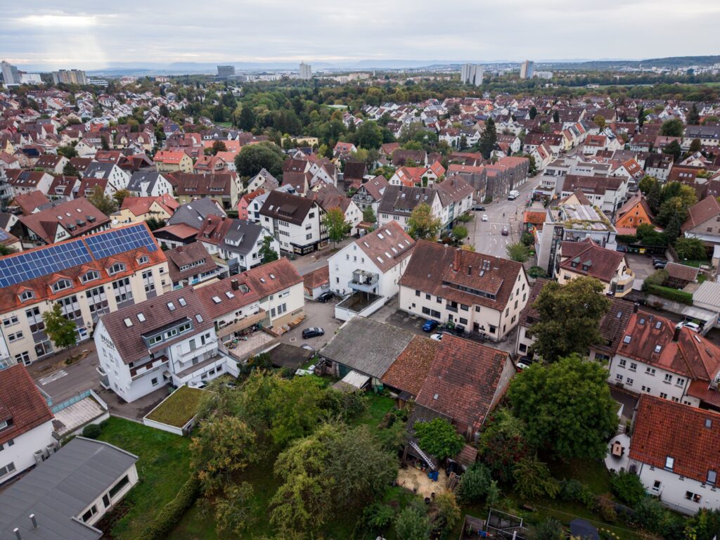 Luftaufnahme des Hauses und seiner Umgebung in Möhringen