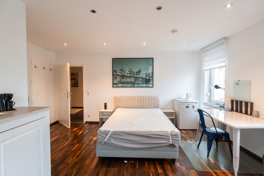 Blick durch ein möbliertes Zimmer mit Holzboden
