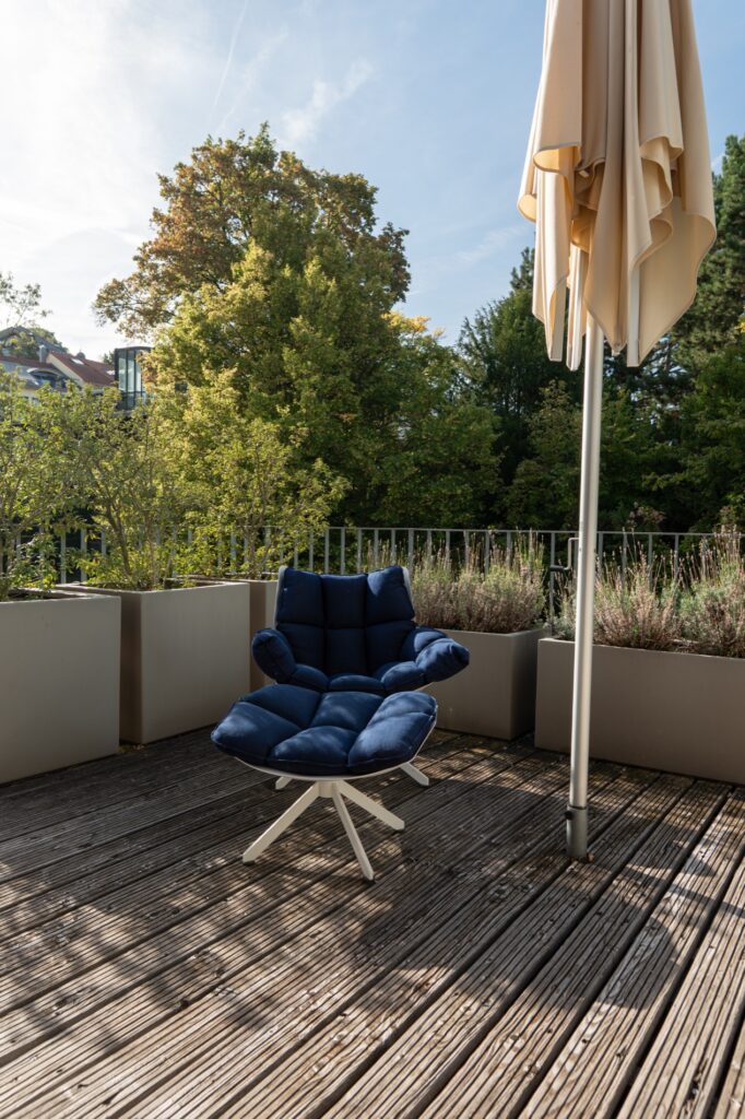 Terrasse mit Lounge-Sofa und Sonnenschirm