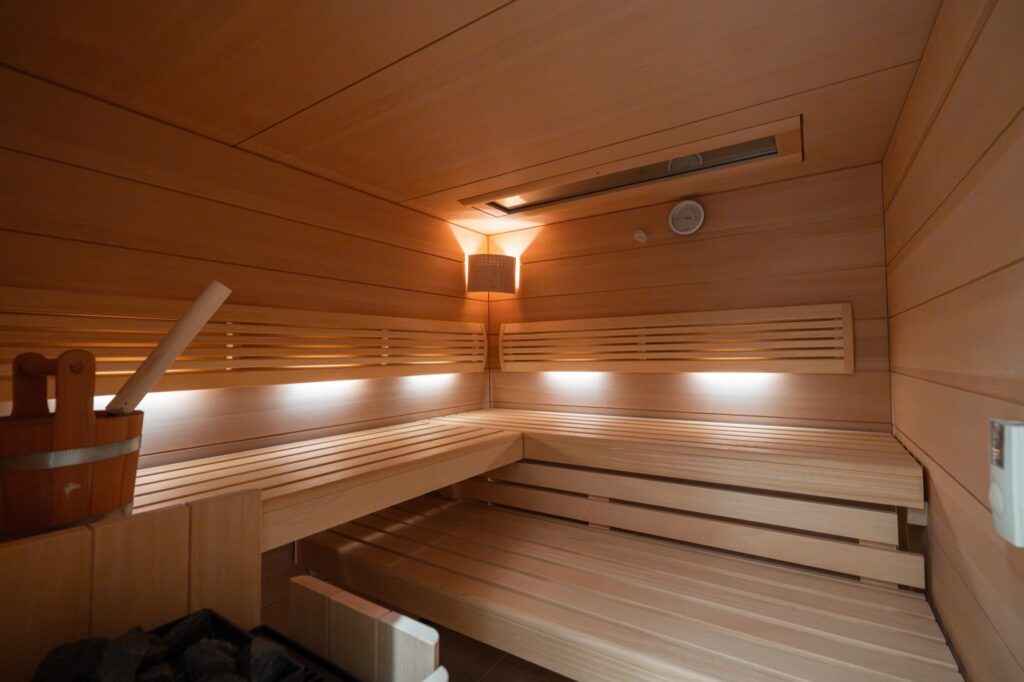 Sauna mit Holzverkleidung und Sitzbänken